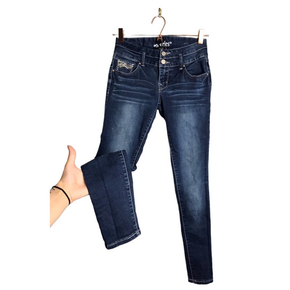Series | Embroidered pocket detail mid rise dark Wash skinny jeans•